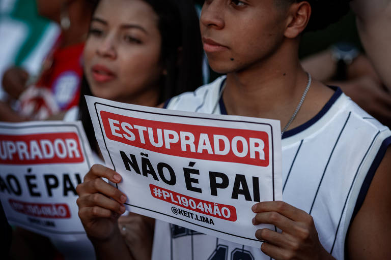 Mulheres em manifestação contra PL Antiaborto por Estupro; ato foi realizado neste sábado (15) na cidade de São Paulo