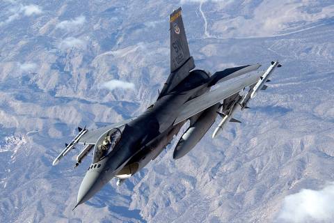 Brasil estuda comprar caças F-16 usados devido ao preço do Gripen