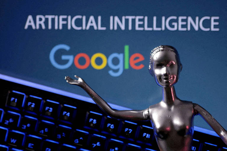 Robô que simboliza o Bard, a inteligência artificial do Google, na cor prata, com uma face sorridente; atrás dele há um teclado e os dizeres, em inglês: Inteligência Artificial Google