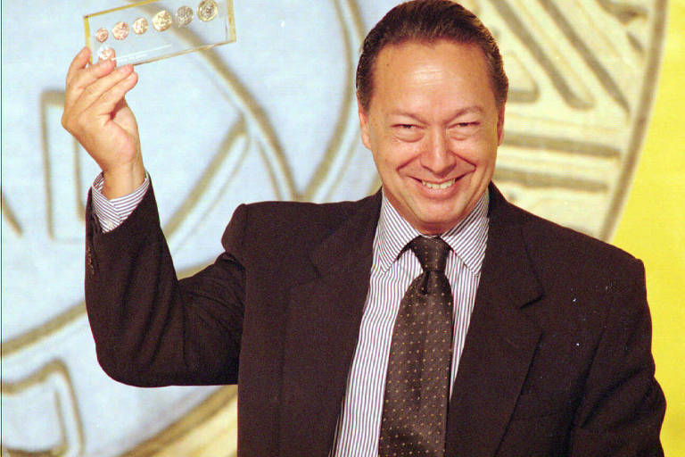 O então ministro da Fazenda Pedro Malan apresentou novas moedas de real durante comemoração dos quatro anos do plano econômico