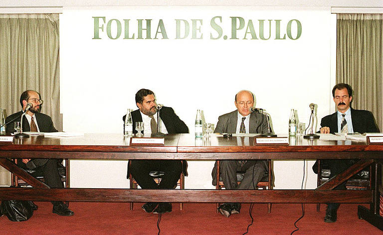 Da esq. para dir.: Gesner Oliveira, Celso Pinto [mediador], Mailson da Nóbrega e Aloizio Mercadante durante o debate 'Os Desafios do Plano Real 3 anos depois', no auditório da Folha de S.Paulo, em 1997