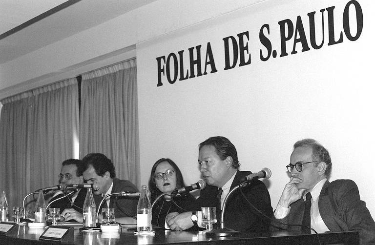 Debate "Um Ano de Real": da esq. para a dir., o então secretário de Política Econômica do Ministério da Fazenda, José Roberto Mendonça, o economista Aloizio Mercadante, a mediadora Eleonora de Lucena, o então ministro da Fazenda Pedro Malan e o economista André Lara Rezende, no auditório da Folha