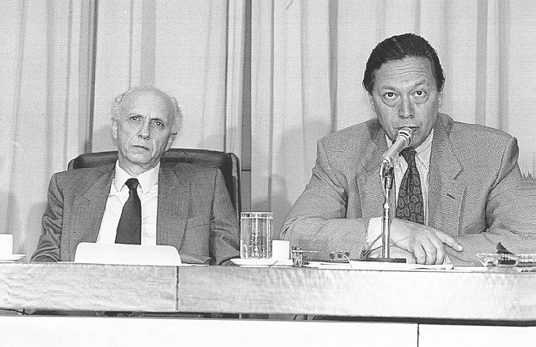 Rubens Ricupero, à esquerda, e o então presidente do Banco Central Pedro Malan durante reunião de balanço de um mês do Plano Real, ainda no governo Itamar Franco