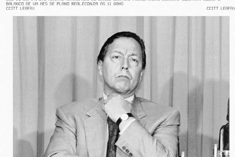 Pedro Malan, então presidente do Banco Central, durante entrevista coletiva sobre balanço de um mês do Plano Real