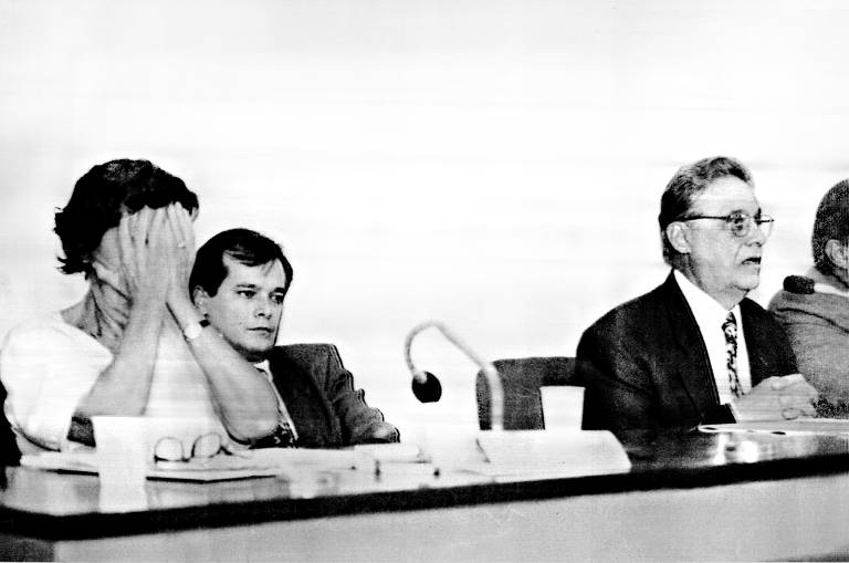 A economista Maria da Conceição Tavares ouve as explicações do então ministro da Fazenda, Fernando Henrique Cardoso, na Comissão de Assuntos Econômicos do Senado sobre a URV e o Plano Real