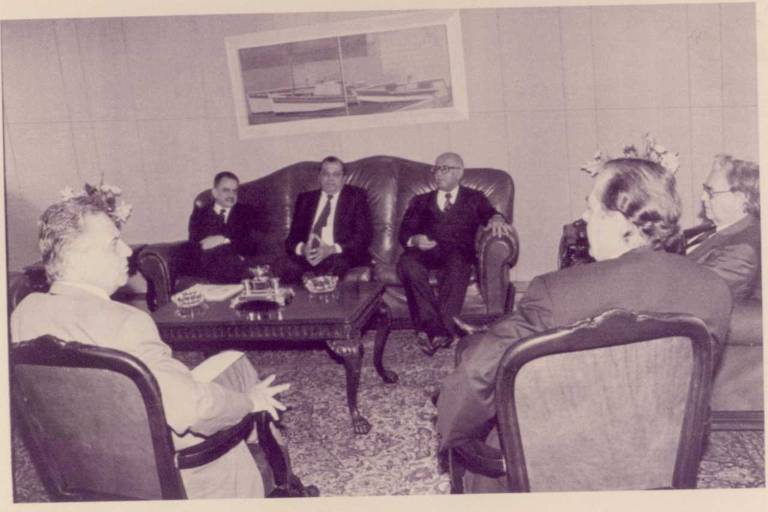 Ex-ministros Fernando Henrique Cardoso, Pedro Simon, Inocêncio de Oliveira, Humberto Lucena, o então presidente Itamar Franco e Luis Carlos Santos, durante reunião para discutir o plano econômico