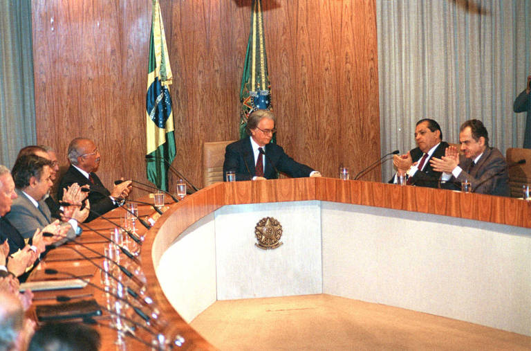 O ex-presidente da República, Itamar Franco, acompanhado de seus então ministros e lideranças políticas do Congresso, anunciou o Plano Real, em junho de 1994