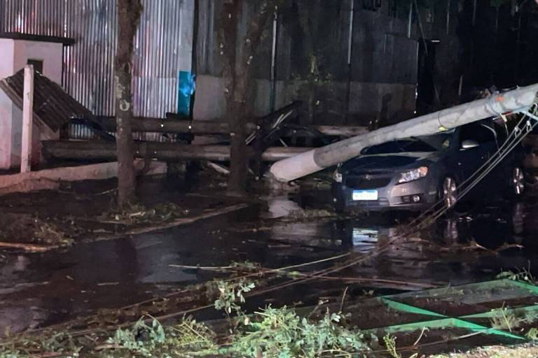 Poste de luz cai e atinge carro após tempestade no município de São Luiz Gonzaga (RS)