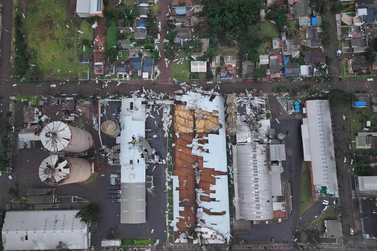 Tempestade danifica telhados de imóveis no município de São Luiz Gonzaga (RS)
