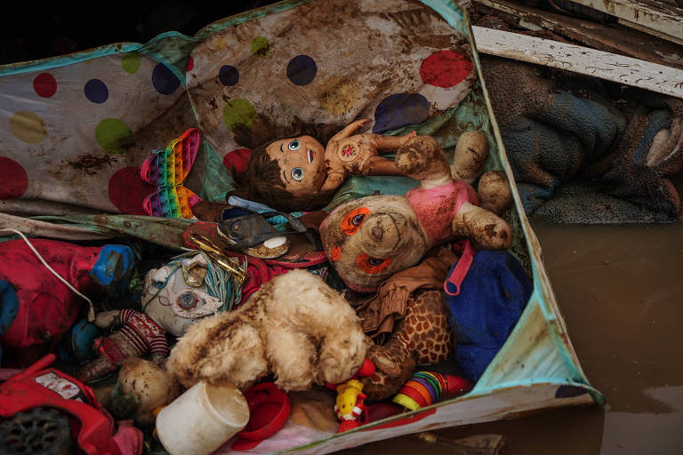 Brinquedos são descartados após fortes chuvas que deixaram ao menos 500 mil de pessoas do Rio Grande do Sul desabrigadas. Na imagem, bonecas e bichos de pelúcia estavam na rua do bairro do Sarandi, zona norte de Porto Alegre