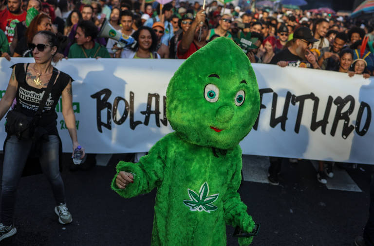 Marcha da Maconha tem protesto contra PEC das Drogas e PL Antiaborto por Estupro