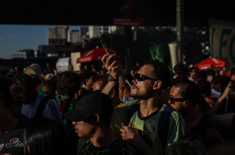 A PEC estabelece que é crime possuir ou carregar drogas, indepedentemente da quantidade e da substância