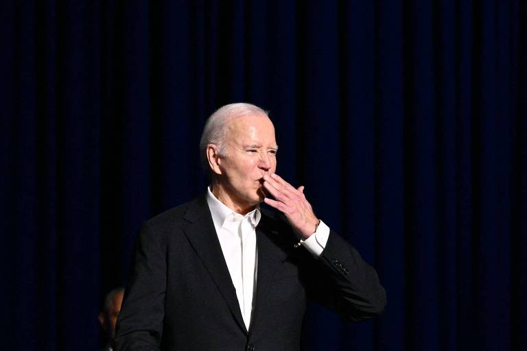 O presidente dos Estados Unidos, Joe Biden, lança beijo em direção à plateia durante evento de arrecadação de fundos de campanha em Los Angeles
