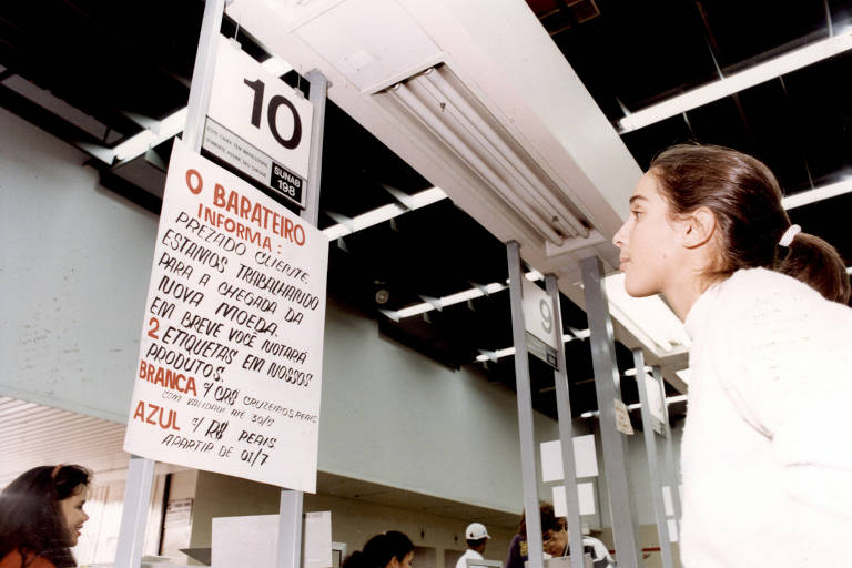 São Paulo, 30.05.1994, Preparativos para o real, francine Claudia de Melo Matos, 21, supermercado barateiro
( Foto: L.C. Leite/Folhapress )
