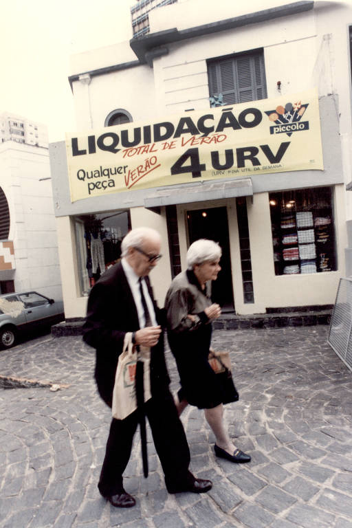São Paulo, 09.03.1994, Loja Piccolo de roupas infanto-juvenil esta fazendo liquidações em URV. qualquer peça custa 4URVs a URV e a URV do primeiro dia util da semana
( Foto: Bel Pedrosa/Folhapress )