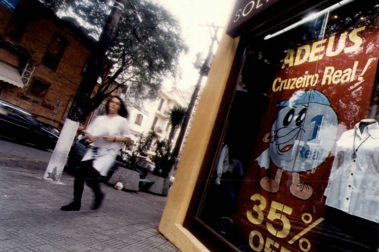 São Paulo, 08.07.1994, Pesquisa datafolha: preços caem na primeira semana do real, padaria jardim Joamar que vende pao a CR$ 150,00, loja solange plas, que abaixo os preços 35% na primeira semana do real
( Foto: Adriana Zebrauskas/Folhapress )