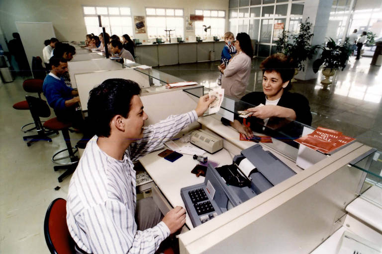 São Paulo, 03.07.1994, Real nos bancos, Helena Donizete Damazio Gonçalves, 37 troca CR$ 1380 por R$ 0.47
( Foto: Dimans Kon Beu/Folhapress )