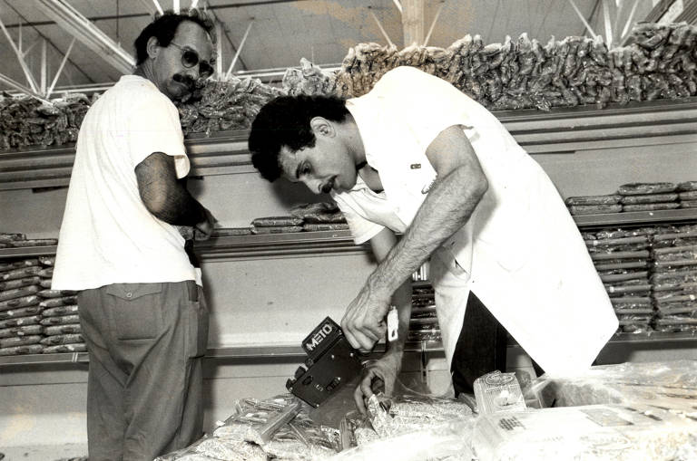 SÃO PAULO, SP, BRASIL, 16-01-1989: Plano Cruzado Inflação -  Funcionário durante remarcação de preços em supermercado de São Paulo. (Foto: Masao Goto Filho/Folhapress. Negativo: SP 00384-1989)