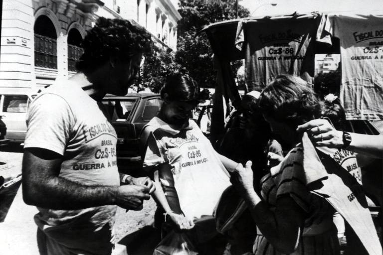 BELO HORIZONTE, MG, 16-03-1983: Adalberto Teles da Silva, a cunhada Maria de Lourdes e os filhos são os Fiscais do Sarney, como ficaram conhecidas as pessoas que fiscalizavam o congelamento de preços, uma das medidas do Plano Cruzado, se manifestam na Praça da Liberdade, em Belo Horizonte (MG). (Foto de Márcia Zoet/Folhapress)