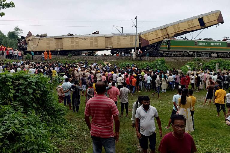 Colisão de trens mata ao menos 15 na Índia; veja fotos de hoje