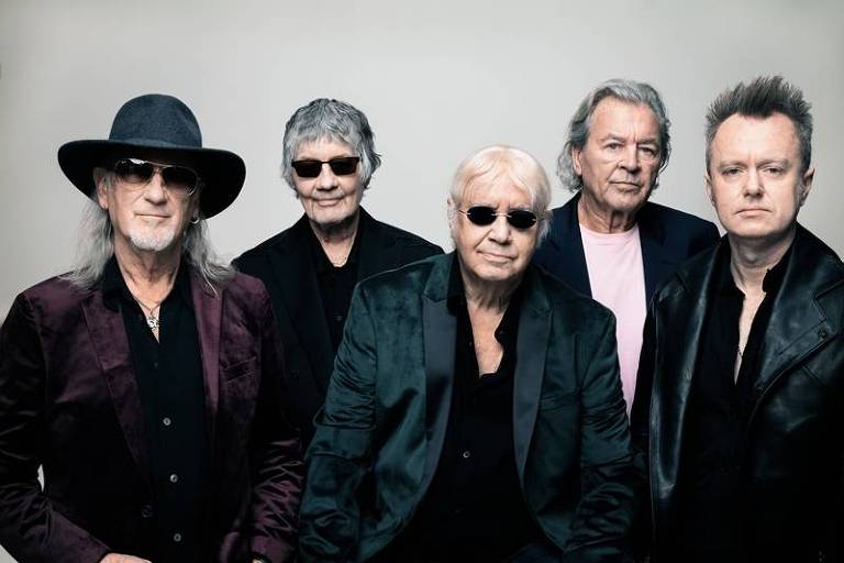 Em foto colorida, integrantes da banda Deep Purple posam para a câmera