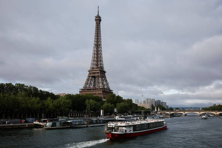 Embarcações passam pelo Rio Sena, com a Torre Eiffel ao fundo, durante ensaio da cerimônia de abertura dos Jogos de Paris  