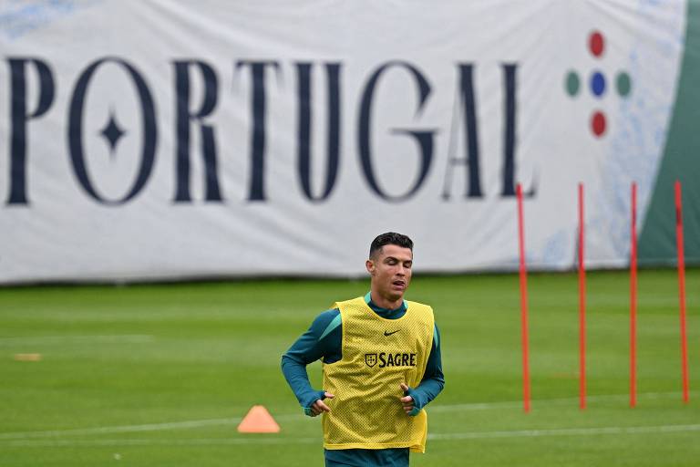 Cristiano Rolando treina com a seleção de Portugal em Harsewinkel, na Alemanha, antes da estreia na Eurocopa
