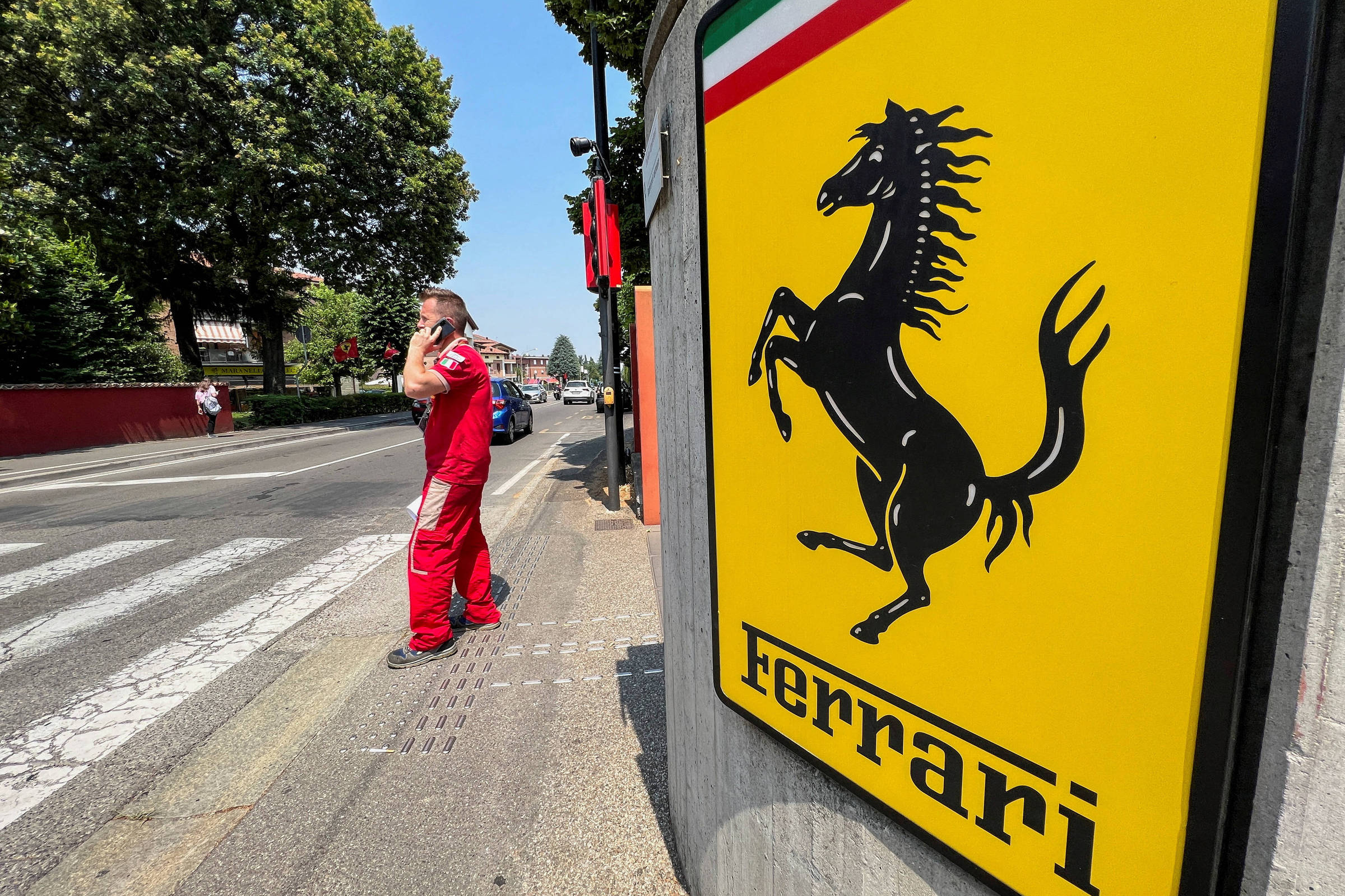 Ferrari busca conciliar baterias e motores para agradar clientes