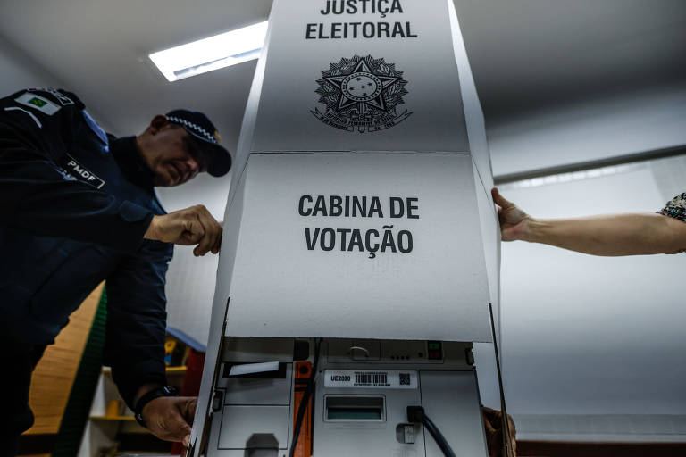 O FEFC (Fundo Especial de Financiamento de Campanha), também conhecido como fundo eleitoral, é uma verba pública que os partidos recebem em ano eleitoral para financiar campanhas; o Congresso Nacional destinou mais de R$ 4,9 bilhões para o FEFC em 2024, mesmo valor empenhado para as eleições de 2022