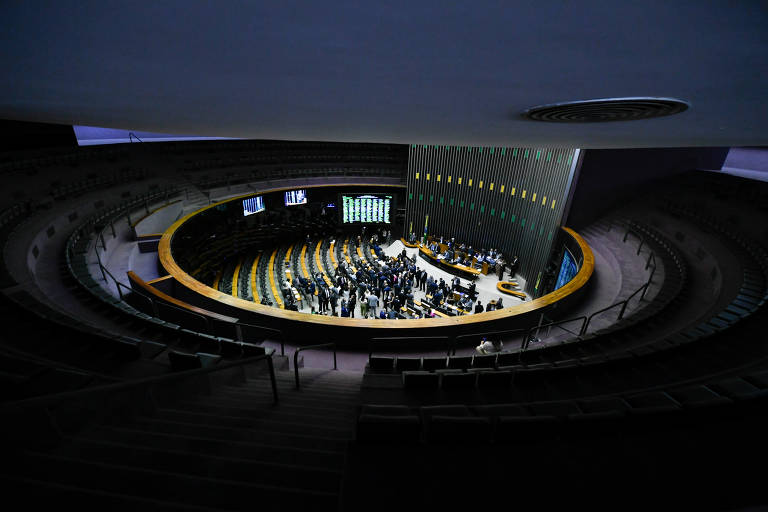 A distribuição do fundo público para campanha entre os partidos é feita segundo regras específicas; 2% são distribuídos igualmente entre todas as legendas registradas; 35% consideram a votação de cada partido que teve ao menos um deputado eleito na última eleição para a Câmara