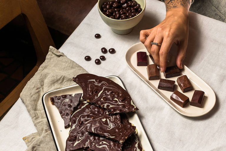Pedaços de chocolate da Dengo, que atua no ramo dos produtos artesanais