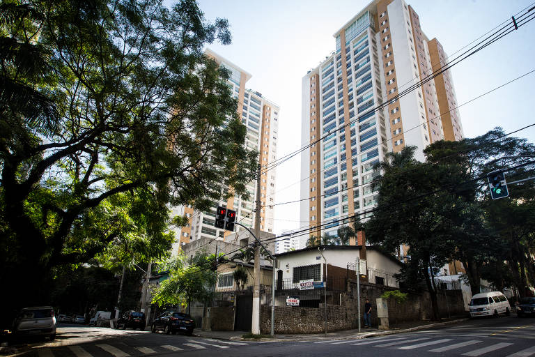 A imagem mostra casas em perspectiva ao lado de prédios em bairro residencial 