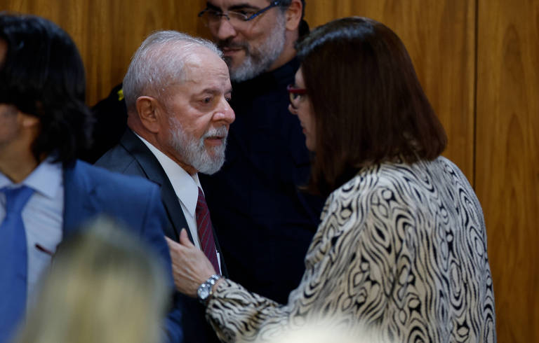 Lula e a nova presidente da Petrobras, Magda Chambriard, durante evento em Brasília 
