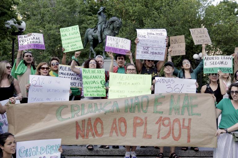 Mulheres brasileiras se unem para protestar em Nova York 