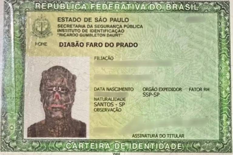 Imagem de uma carteira de identidade com a foto de um homem com aparência de diabo