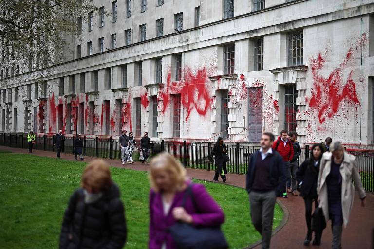 Prédio do Ministério da Defesa do Reino Unido vandalizado por tinta vermelha por grupo a favor da Palestina, em Londres, em abril
