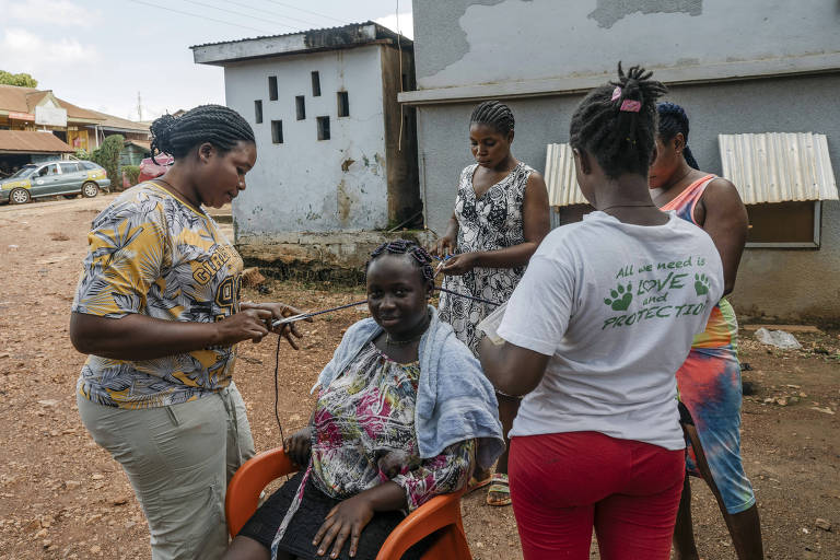 Gifty Awuah, à esquerda, cabeleireira, no distrito de Asumafo South, região de Ahafo, Gana, em 17 de julho de 2023