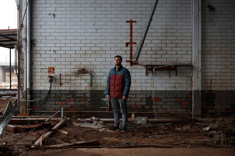 Empresário Régis Arenhart posa para foto na fábrica da Lajeadense Vidros, em Lajeado (RS); vidraçaria vai mudar de endereço após enchentes do rio Taquari