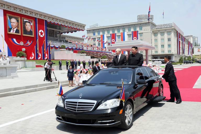 O presidente da Rússia, Vladimir Putin, e o ditador Kim Jong-un passam em desfile com a limusine russa Aurus Senat, em Pyongyang