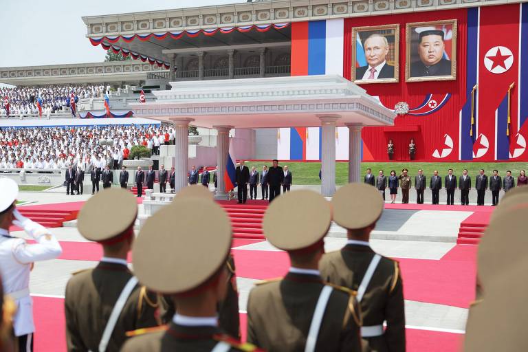 Vladimir Putin e Kim Jong-un participam de cerimônia de boas-vindas na praça Kim Il-sung (avô do líder atual), em Pyongyang