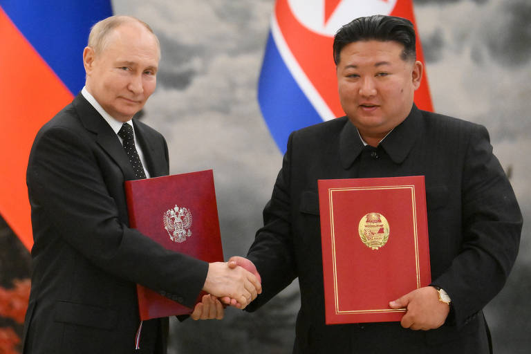 O presidente da Rússia, Vladimir Putin, aperta a mão do ditador da Coreia do Norte, Kim Jong-un, em cerimônia de assinatura após negociações bilaterais em Pyongyang, Coreia do Norte