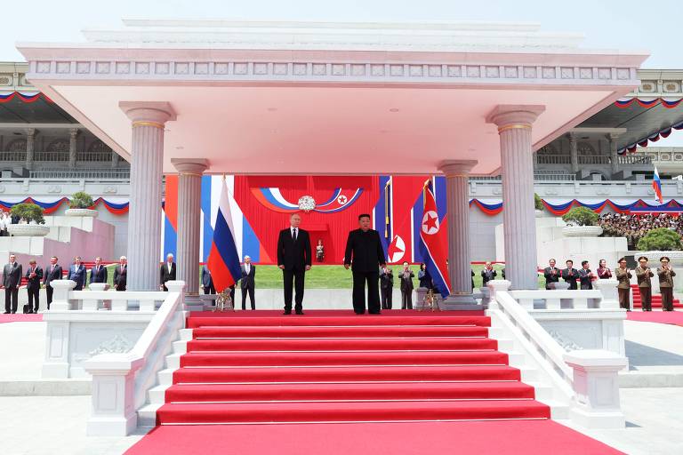 O presidente da Rússia, Vladimir Putin, e o ditador da Coreia do Norte, Kim Jong-un, participam de cerimônia de boas-vindas
