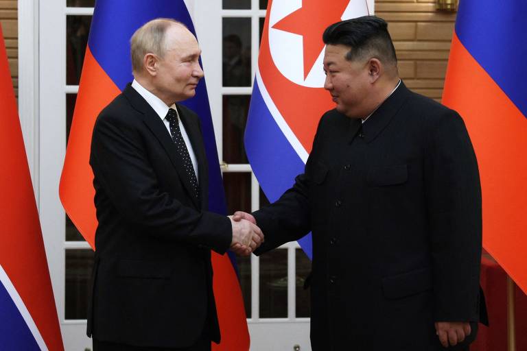 Vladimir Putin e Kim Jong-un apertam as mãos em Pyongyang; a Rússia e a Coreia do Norte assinaram acordo, inédito no pós-Guera Fria, que prevê assistência mútua em caso de um dos países sofrer uma agressão