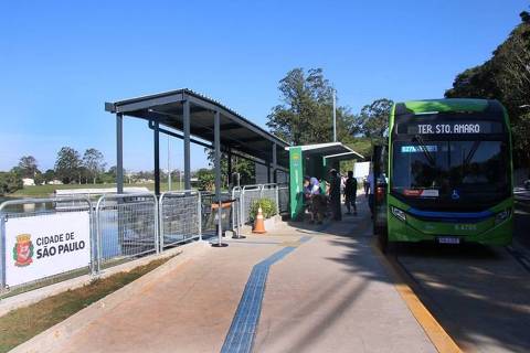 Faixa exclusiva de ônibus agiliza transporte público e dá conforto aos passageiros; cidade já tem 588 km com essa infraestrutura 
