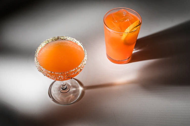 Dois drinques na coloração laranja