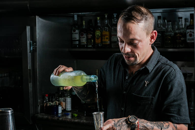 O bartender Gabriel Santana prepara drinque em um de seus bares, o Cordial