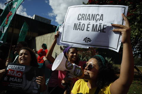 BRASILIA, DF, BRASIL - 19/06/2024: Mulheres protestam contra o presidente da Câmara dos Deputados, Arthur Lira, e contra o PL 1904, que dificulta o acesso das mulheres ao aborto legal. Com faixas contra Lira criticando o chamado PL do Estupro, elas ocupam a entrada do anexo II da Câmara. (FOTO: Pedro Ladeira/Folhapress, FOLHA)