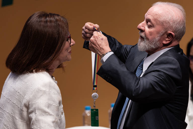 Lula disse no evento que os acionistas da companhia devem ter retorno de seus investimentos e que não há interesse em ver a estatal deficitária. O presidente e Magda, porém, defenderam o papel da Petrobras como indutor do crescimento e geração de empregos.