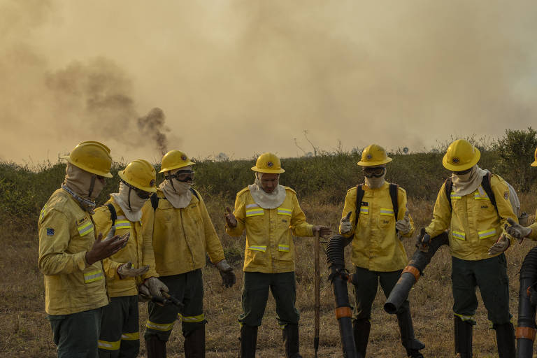 Brigadistas do PrevFogo do Ibama de Corumbá (MS) se concentram antes de combate a incêndio na fazenda Santa Fé nesta quarta (19)