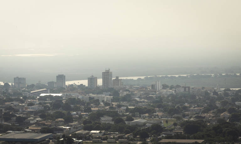 Nuvem de fumaça em cima da cidade Corumbá na terça (18)